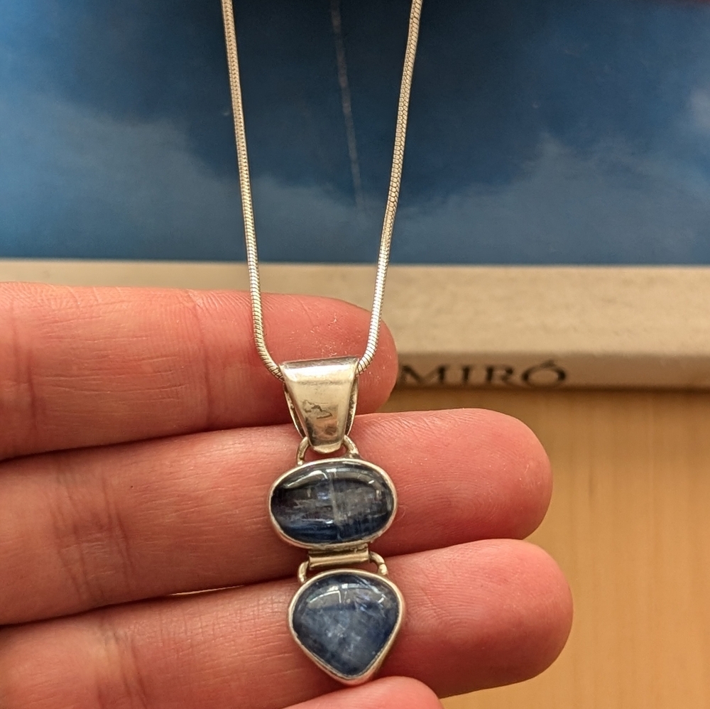 Silver necklace with blue stone - Picture 2 of 3